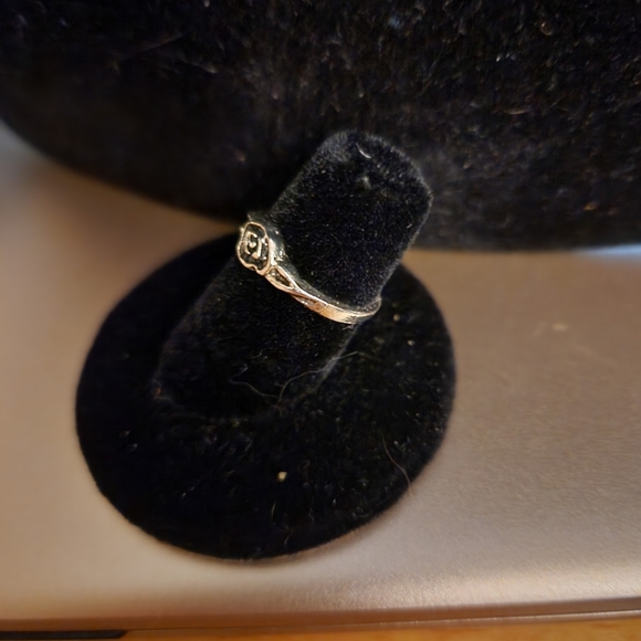 Small ring arith a flower in it - Picture 1 of 5